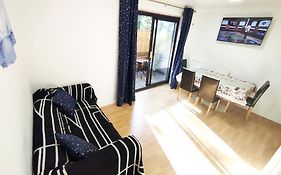 The Swans - Two-Bedroom City Centre House With Parking