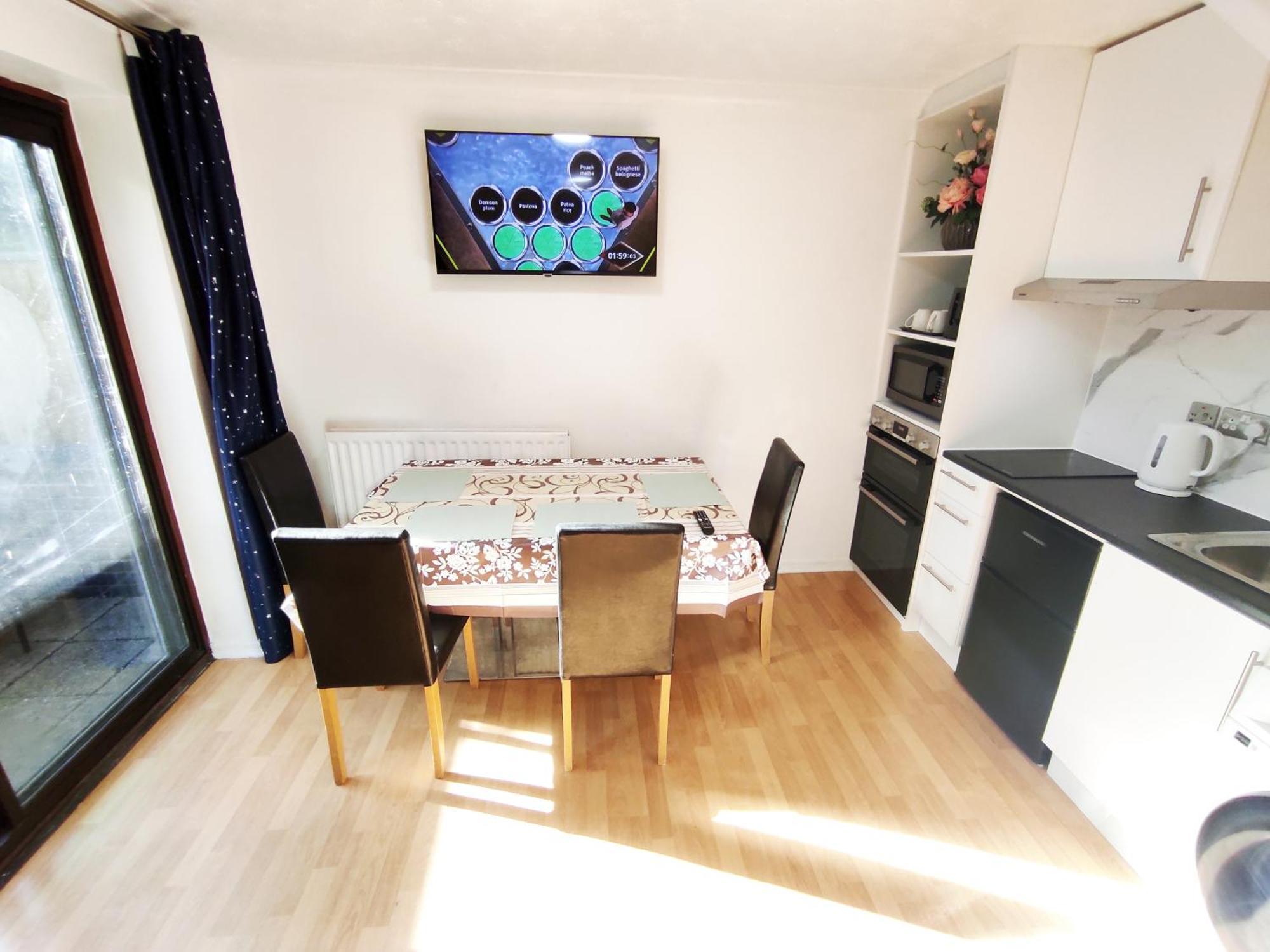 The Swans - Two-Bedroom City Centre House With Parking Oxford Exterior photo